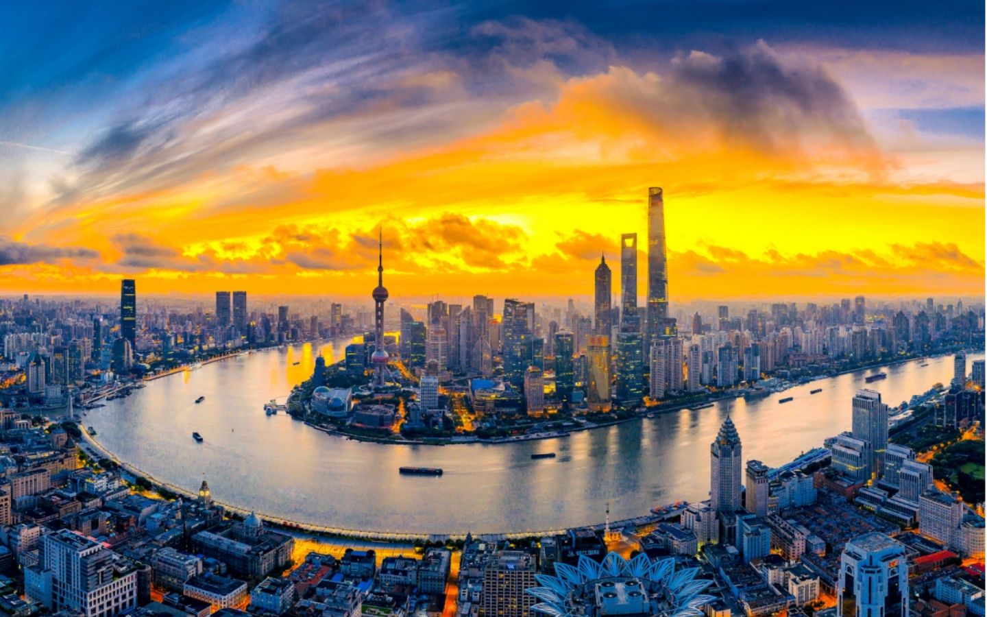 Thành phố lung linh dưới ráng vàng