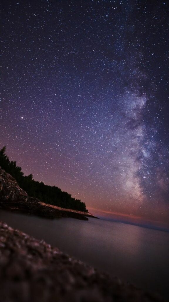 Hồ nước lặng trăng đôi soi bóng