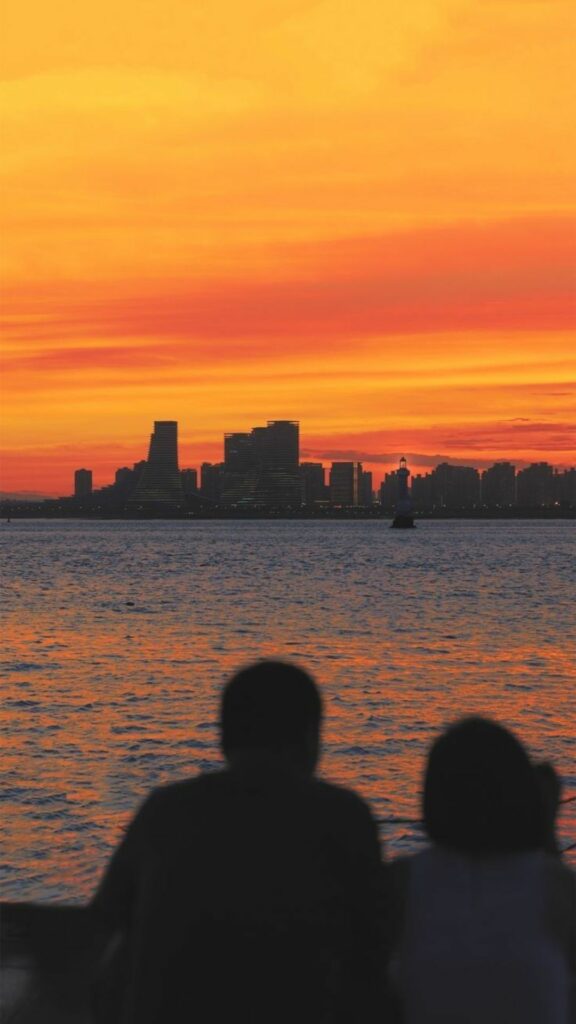 Hai bóng người bên sông ráng chiều