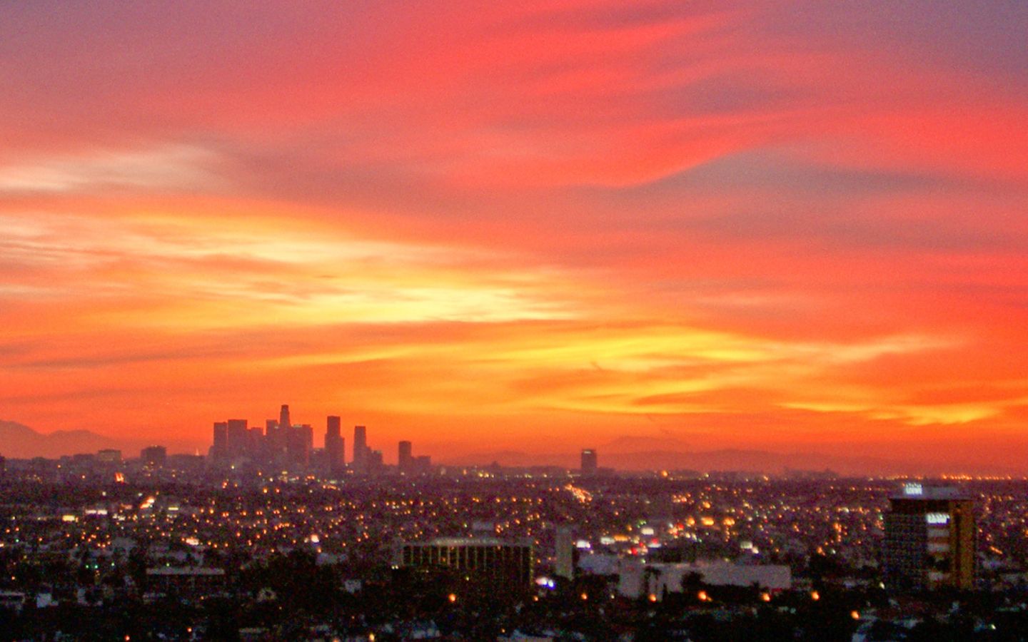 Hình nền bầu trời lúc hoàng hôn rực lửa trên phố thị