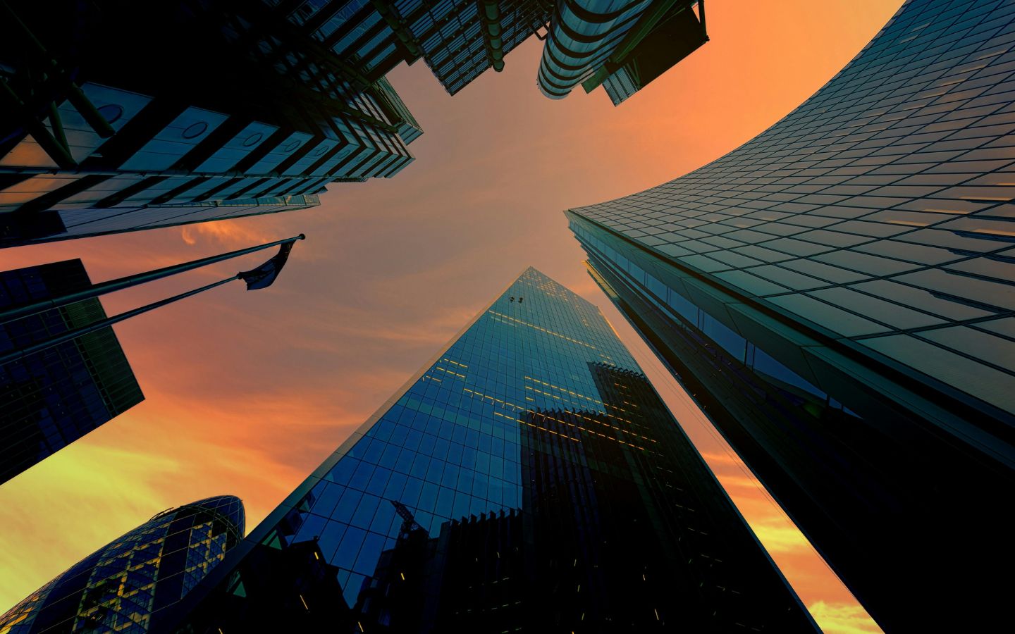 Ánh chiều đổ xuống qua tòa nhà