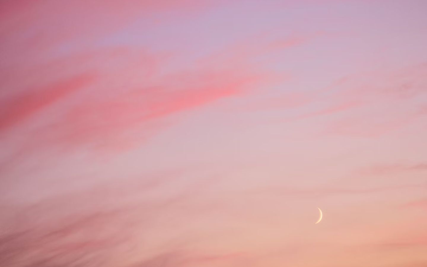 Sắc mây hồng dịu dàng bay lượn