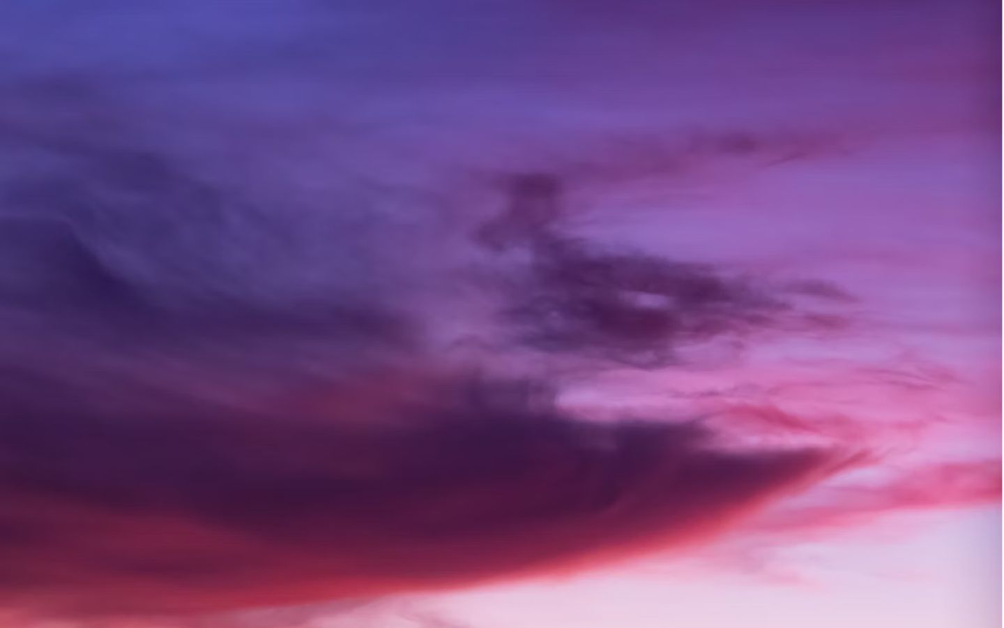 Mây tím cuộn xoáy trên bầu trời