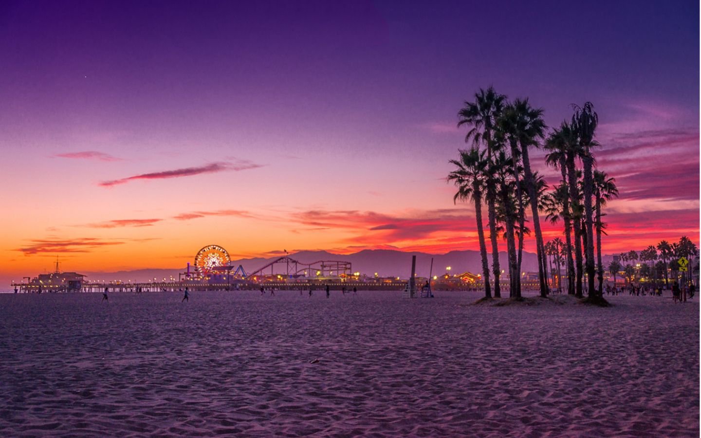 Bãi biển cuối ngày sắc hồng ấm