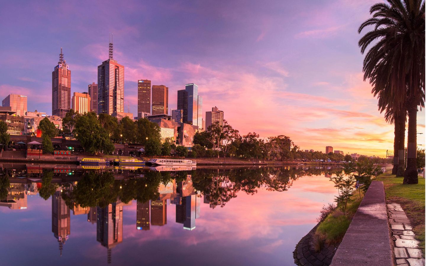 Thành phố soi bóng chiều tím biếc