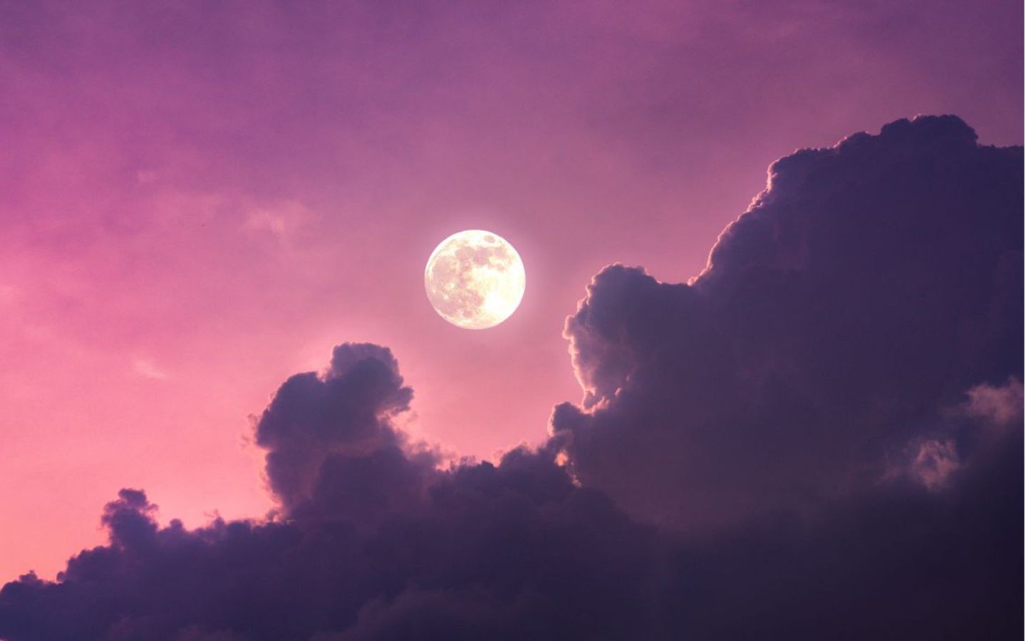 Trăng hồng mây tím đêm huyền ảo