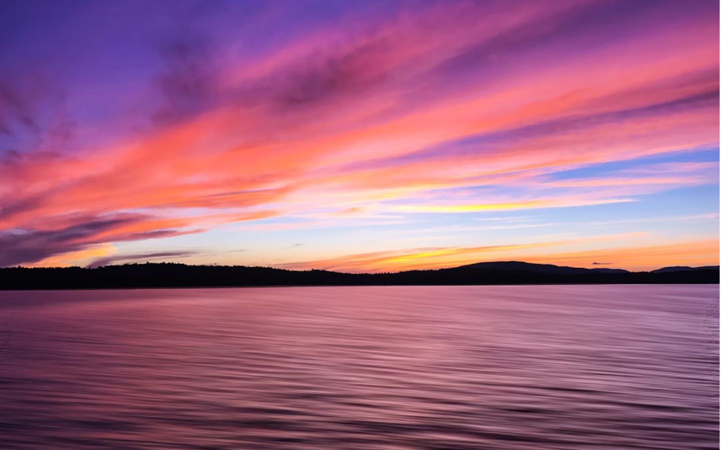 Hoàng hôn rực rỡ trên mặt biển