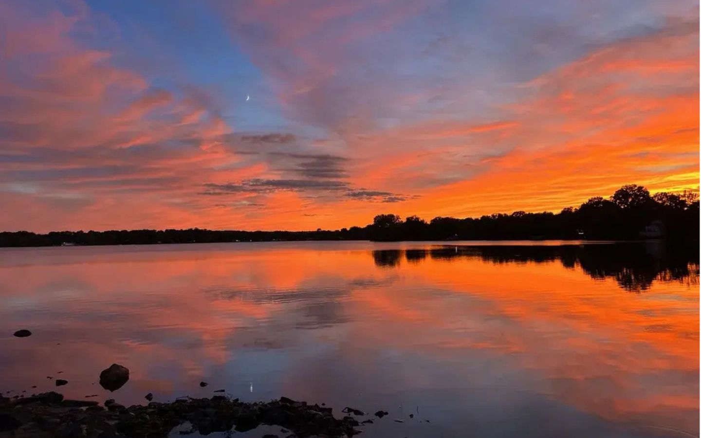 Mặt hồ phản chiếu ráng chiều tà