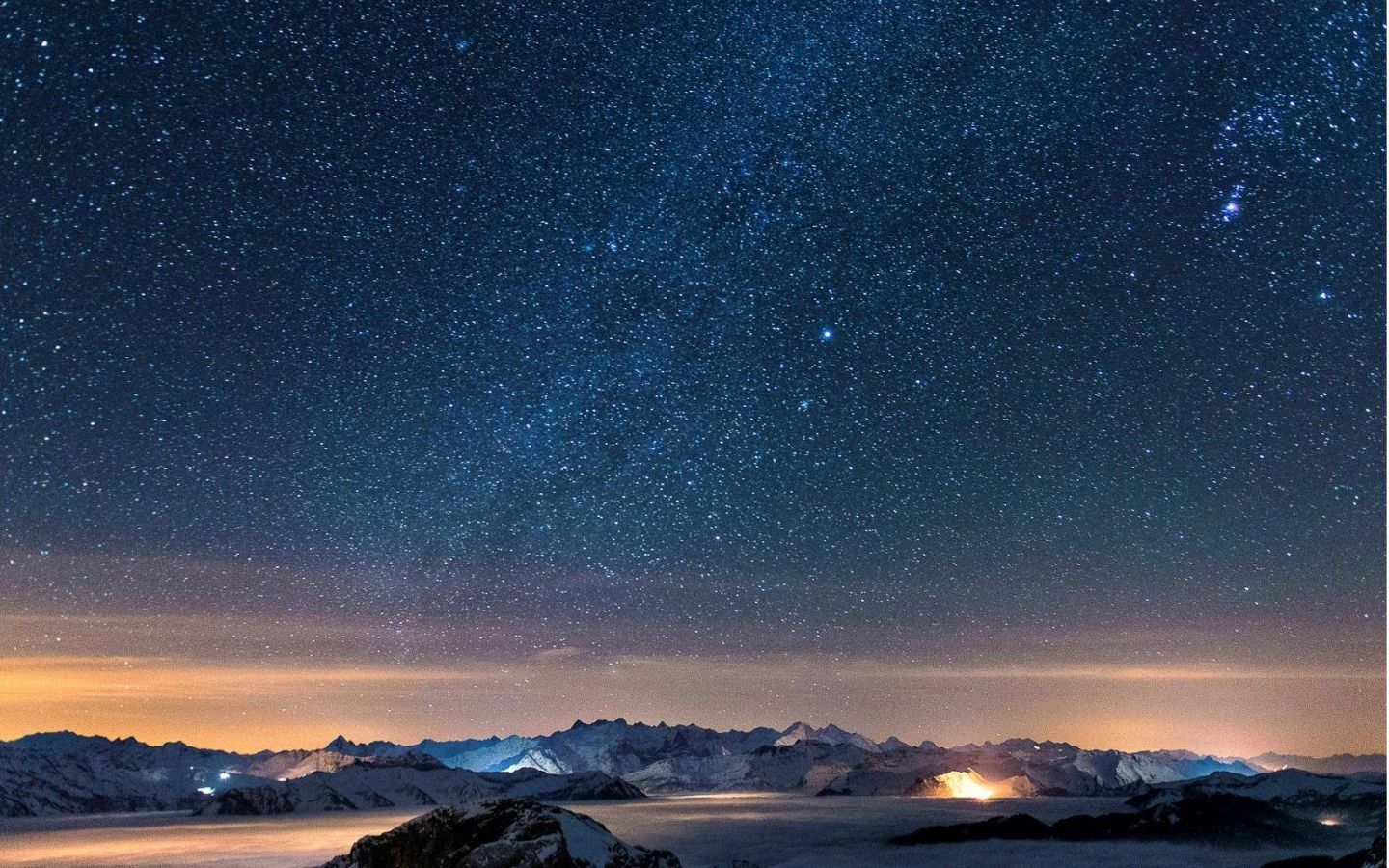 Ánh sáng thành phố hòa sao đêm