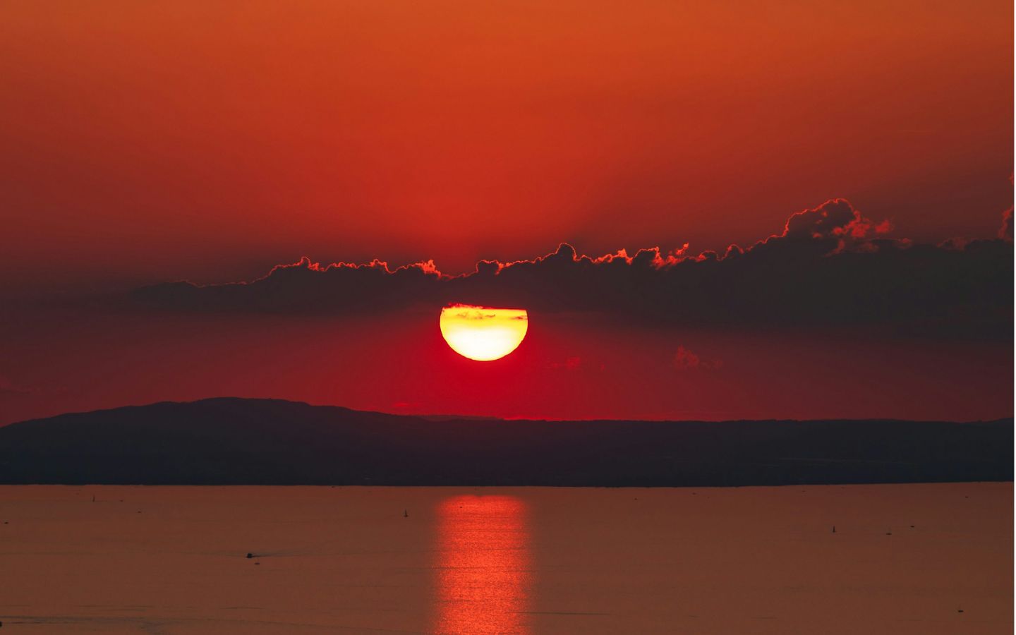 Mặt trời lặn nhuộm đỏ đại dương