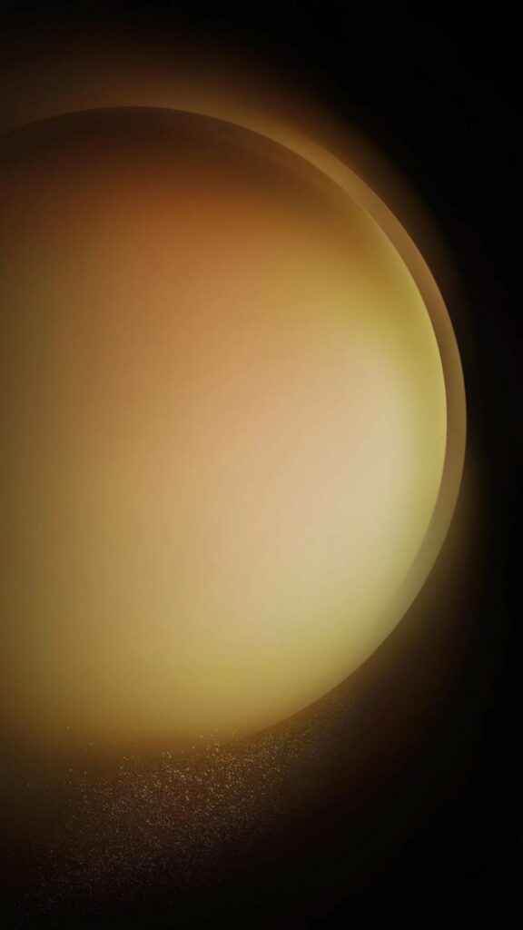 Mặt trăng ánh vàng dịu