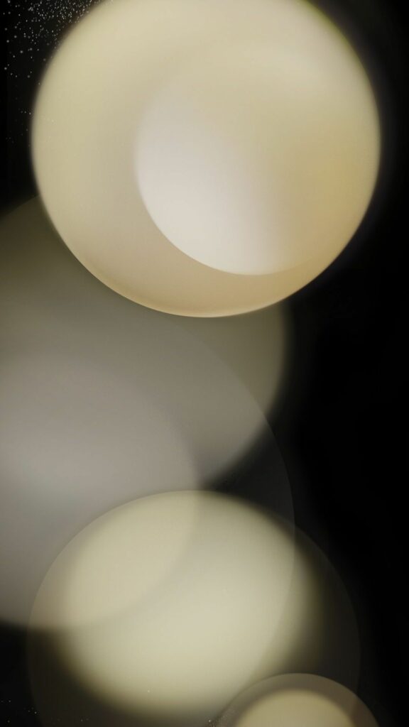 Ánh sáng vàng nhạt mờ ảo