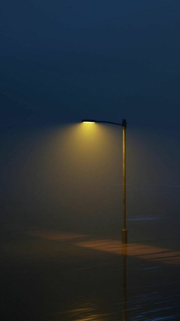 Ánh đèn đường le lói trong màn đêm tĩnh lặng