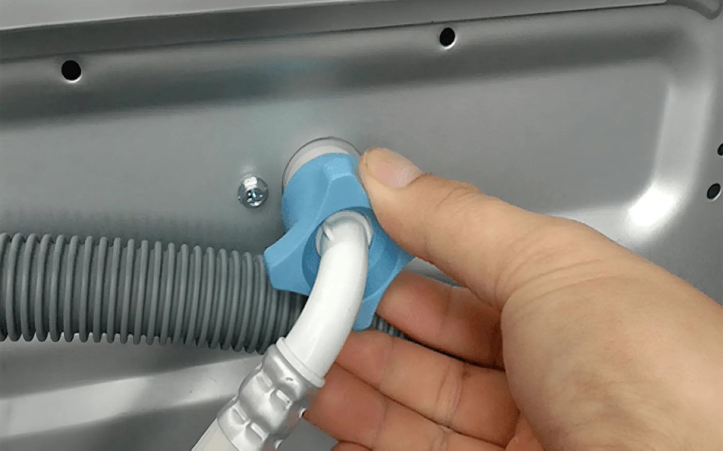 Đảm bảo van cấp nước luôn mở hoàn toàn để máy giặt nhận đủ nước trong suốt chu trình giặt