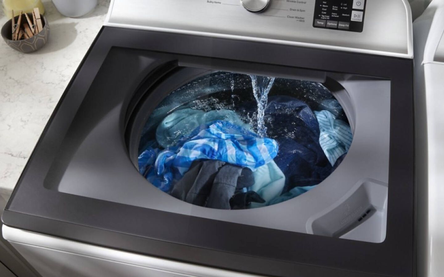 Lỗi IE cũng có thể xảy ra khi lồng giặt chứa quá nhiều quần áo khiến cảm biến mực nước phản hồi sai