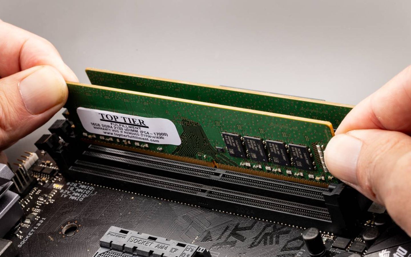 Main H610 hỗ trợ CPU nào? Main H610 còn đáng mua trong năm 2025 không? 3 Main H610 hỗ trợ cả hai chuẩn RAM DDR4 và DDR5