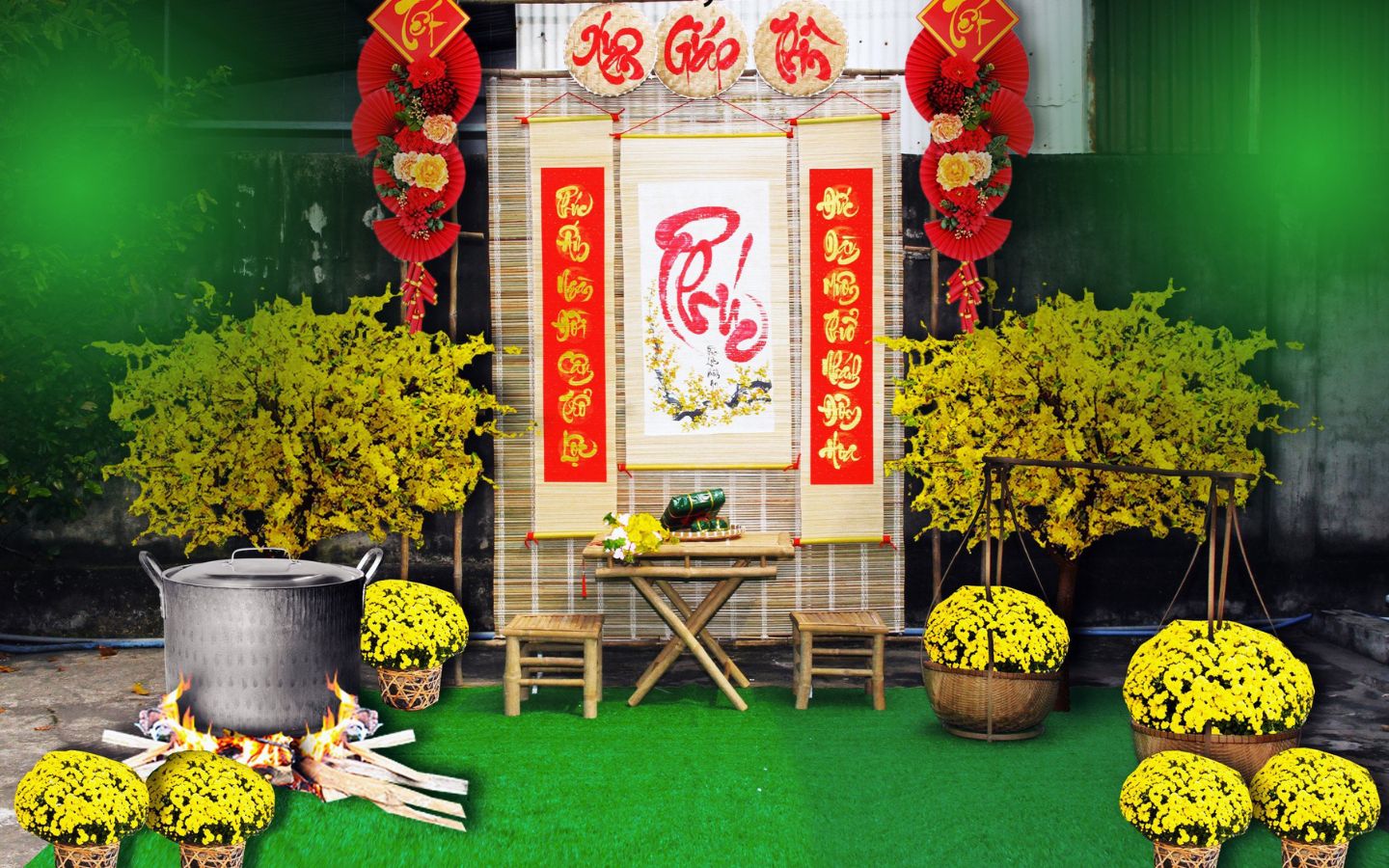 Trang trí Tết bằng mành tre và hoa mai