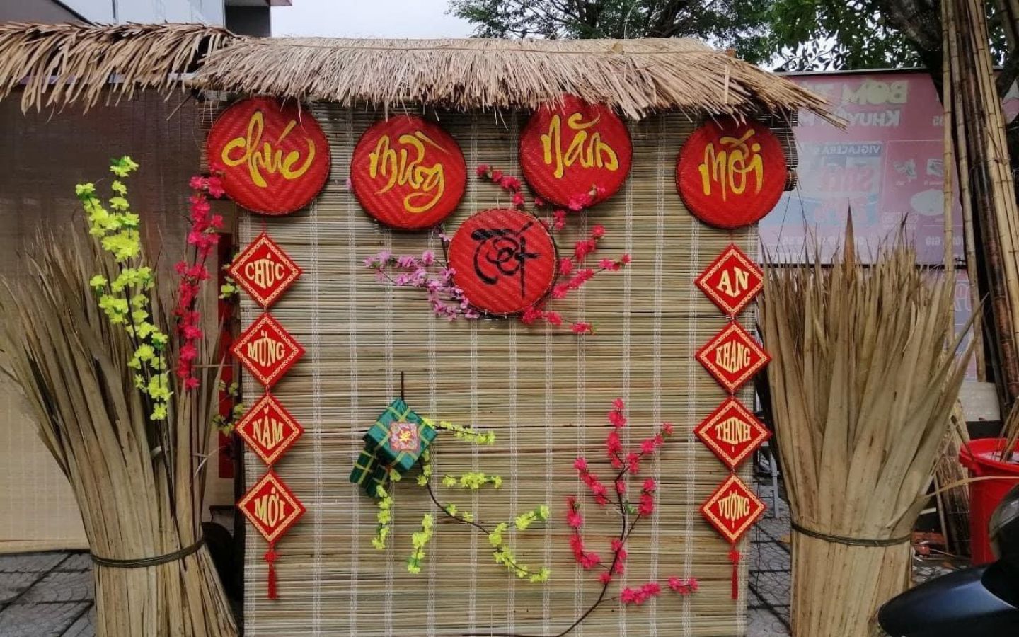 Trang trí bằng mành tre giúp tạo không khí Tết cổ xưa