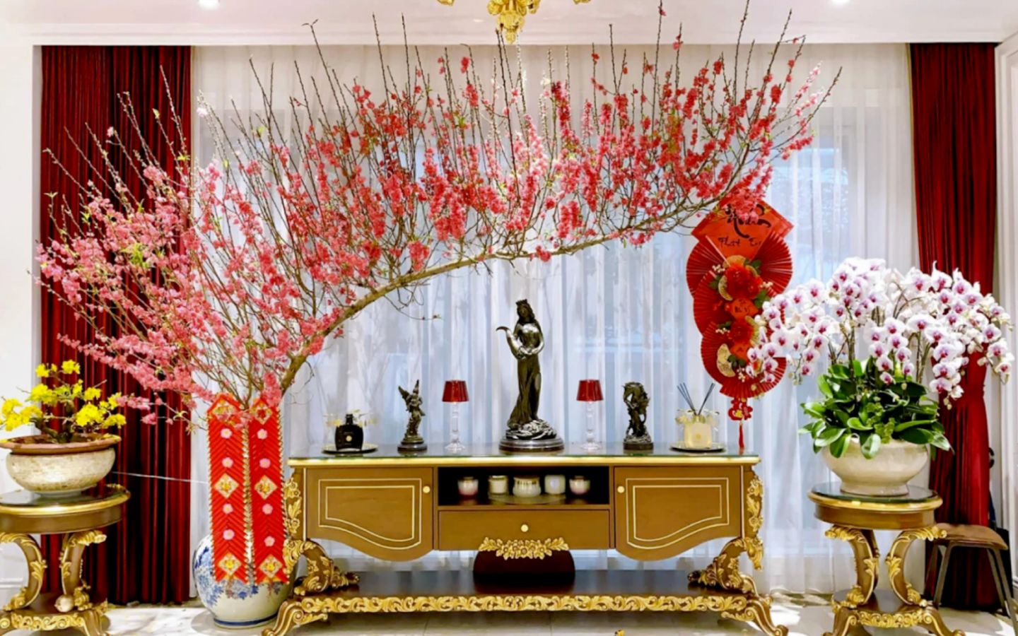 Trang trí phòng khách với cành đào nở rộ