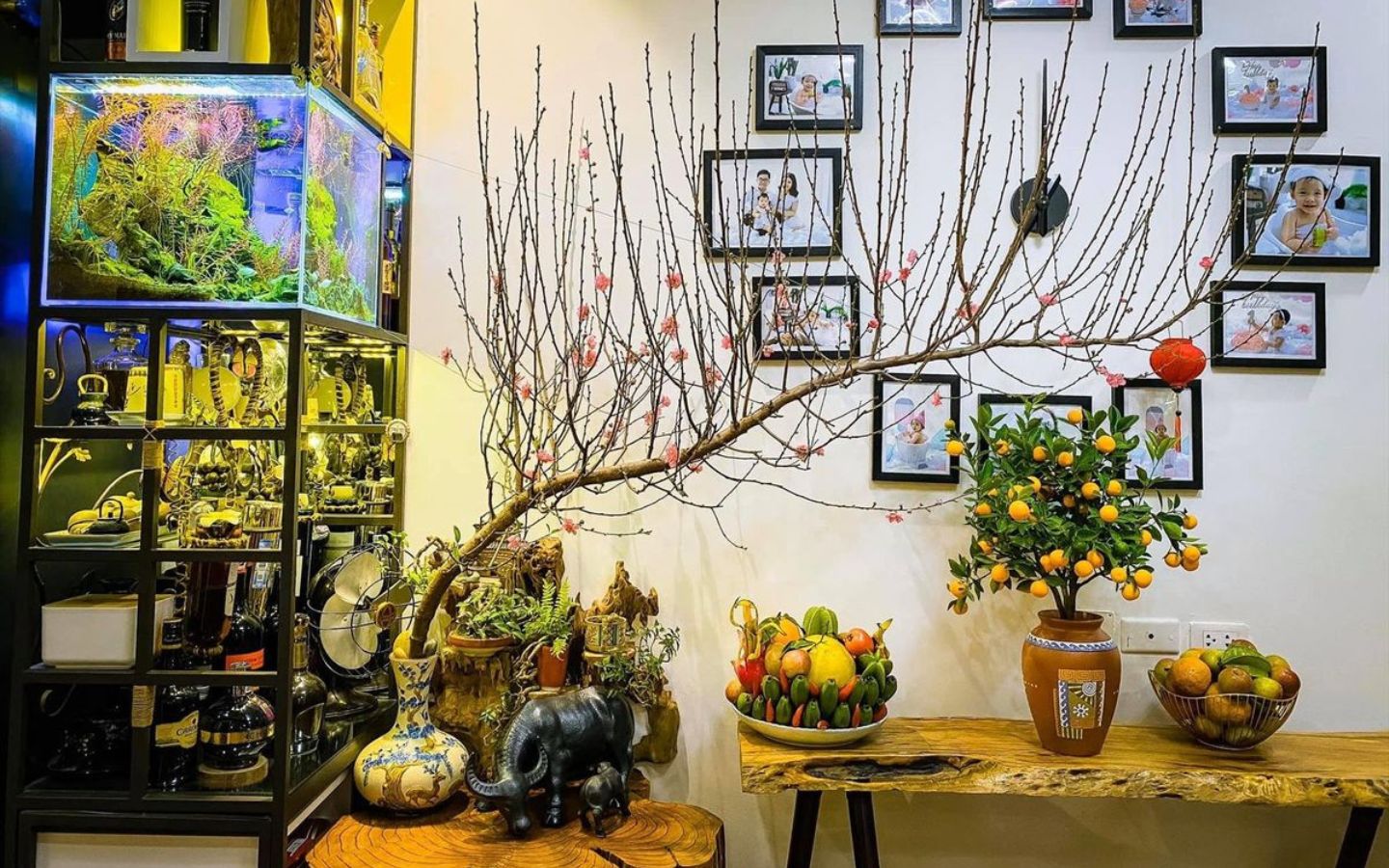 Trang trí bằng hoa đào và quất giúp phòng khách thêm ấn tượng