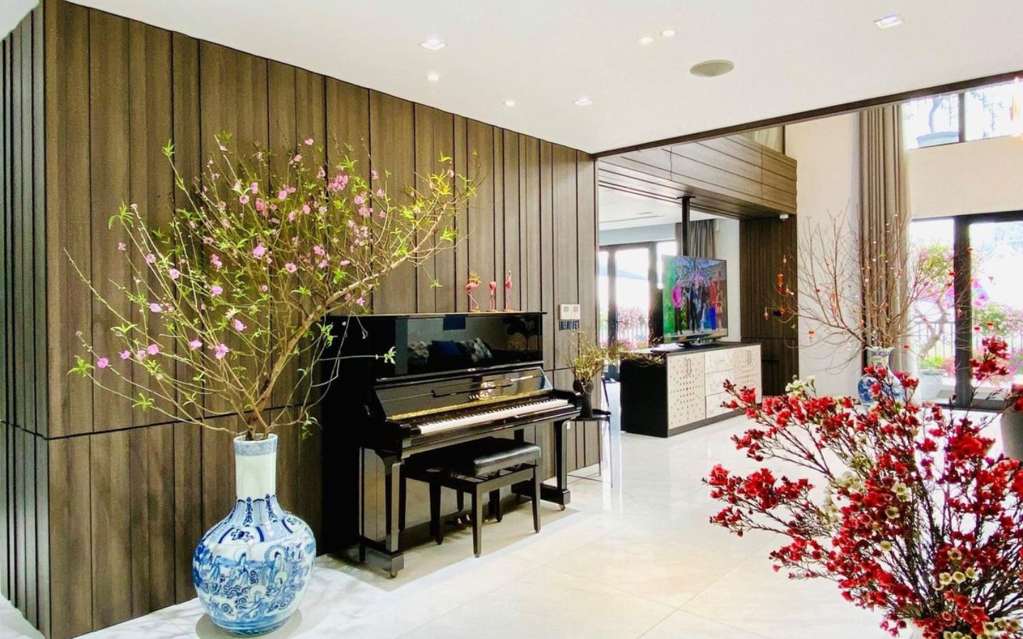 Hoa đào trang trí ngày Tết tạo điểm nhấn cho không gian