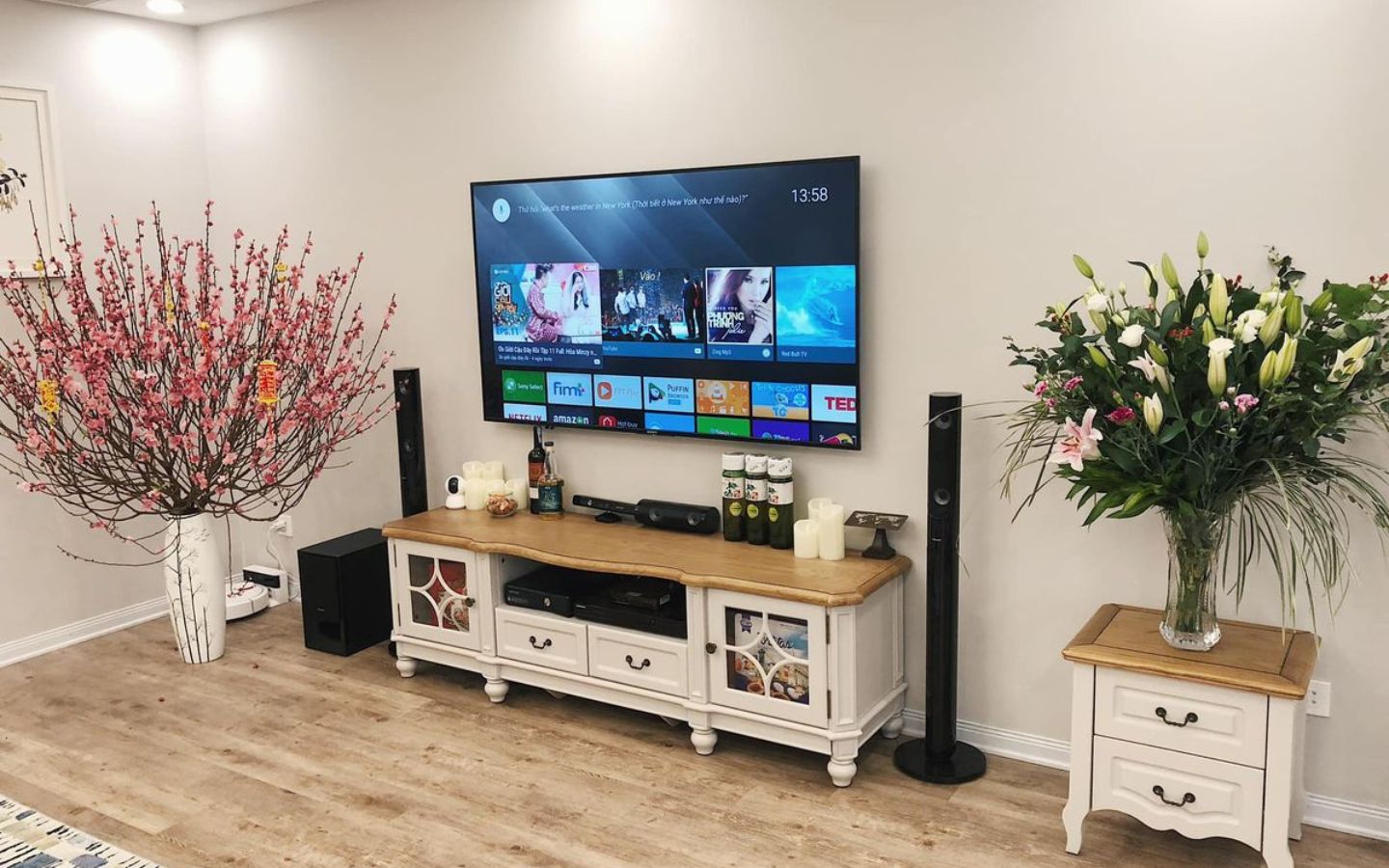 Hoa đào và hoa ly giúp làm nổi bật không gian phòng khách
