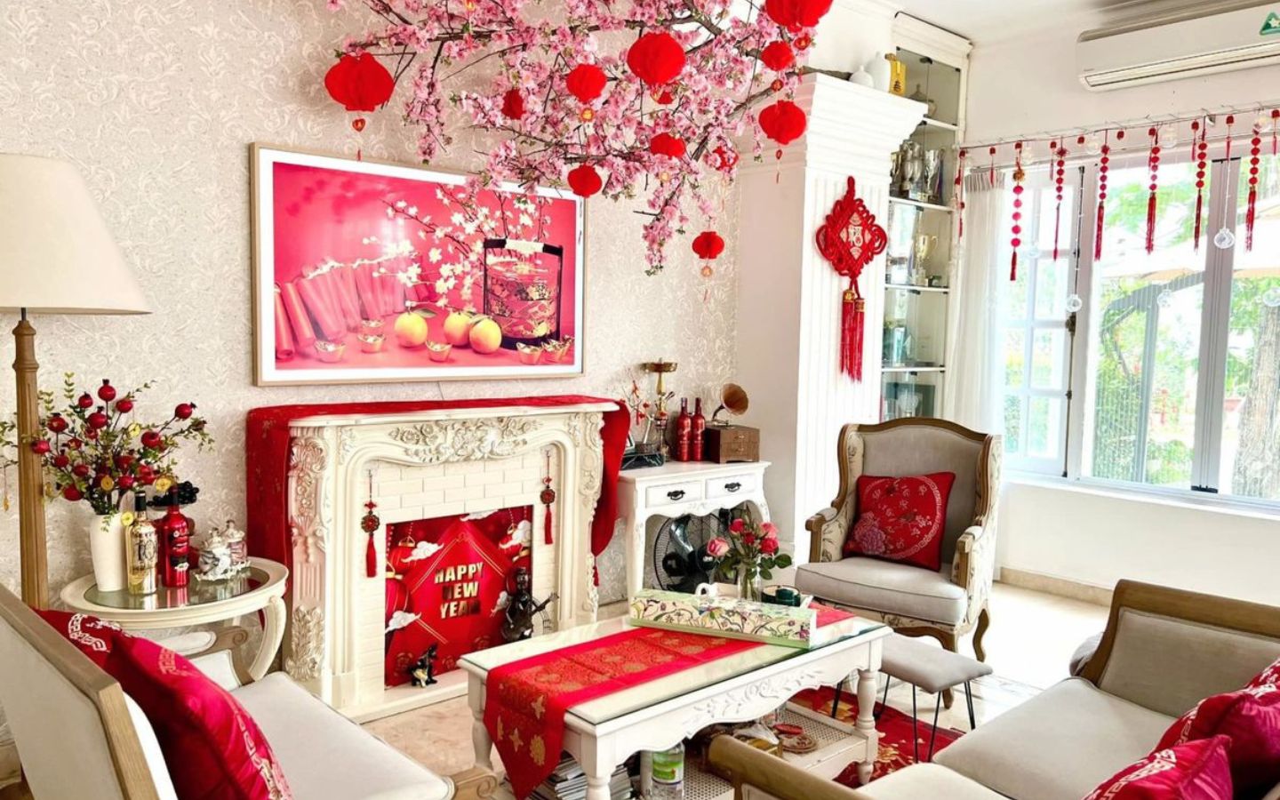 Trang trí phòng khách với tông màu đỏ chủ đạo giúp không gian thêm rực rỡ