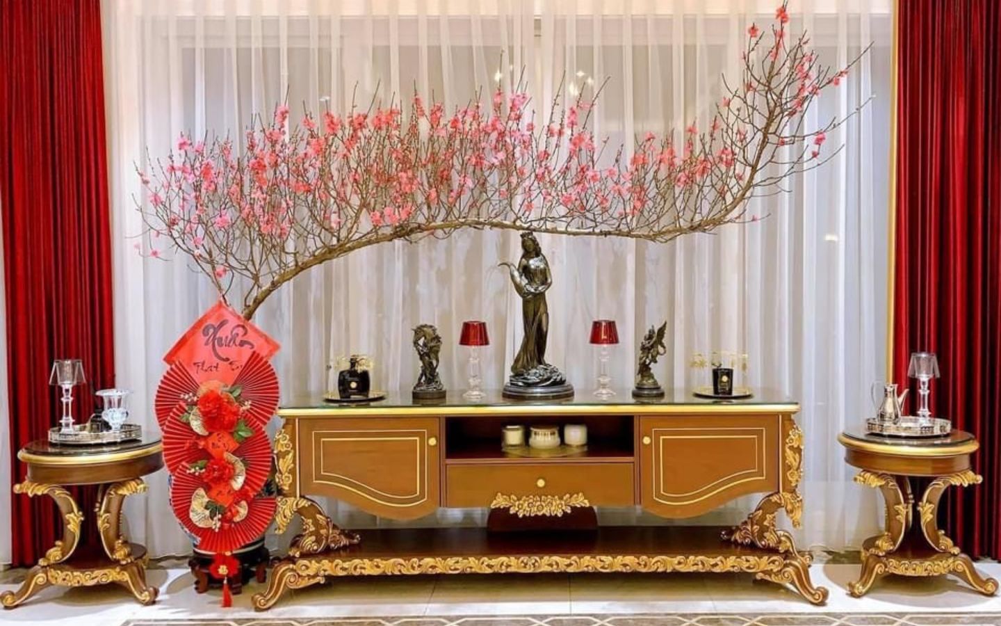 Trang trí phòng khách bằng cành đào huyền 