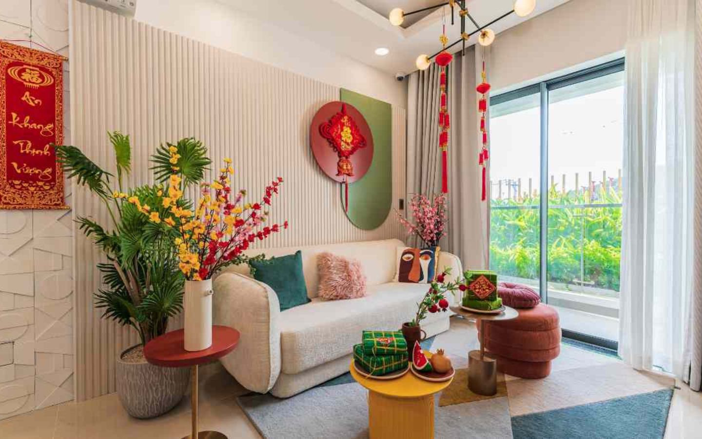 Không gian trở nên tươi sáng và tràn ngập sắc xuân với các loại hoa trang trí và phụ kiện