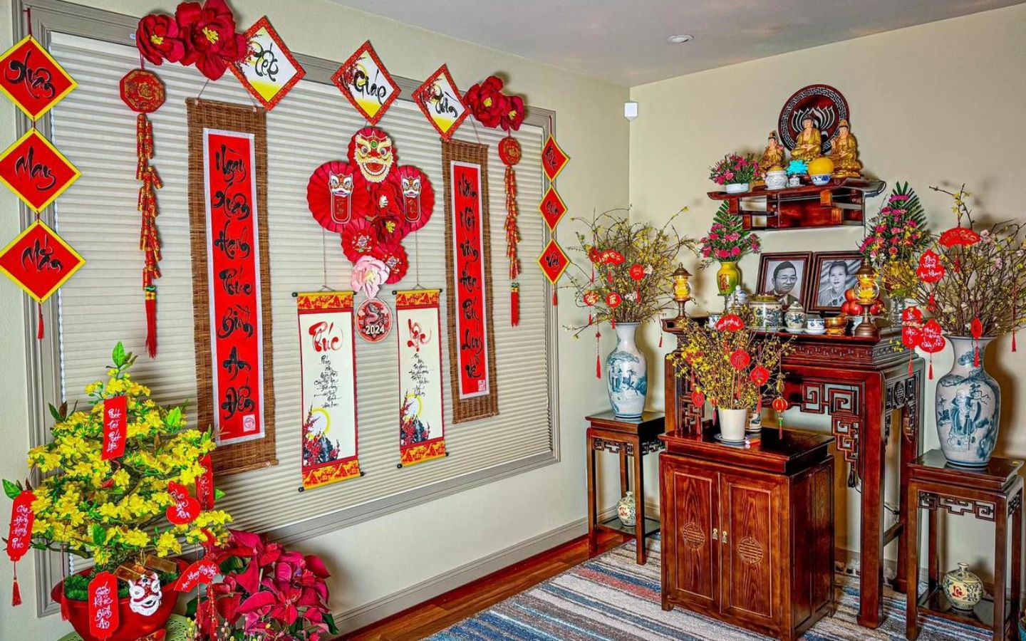 Câu đối đỏ và các loại hoa trưng bày trong phòng khách ngày Tết