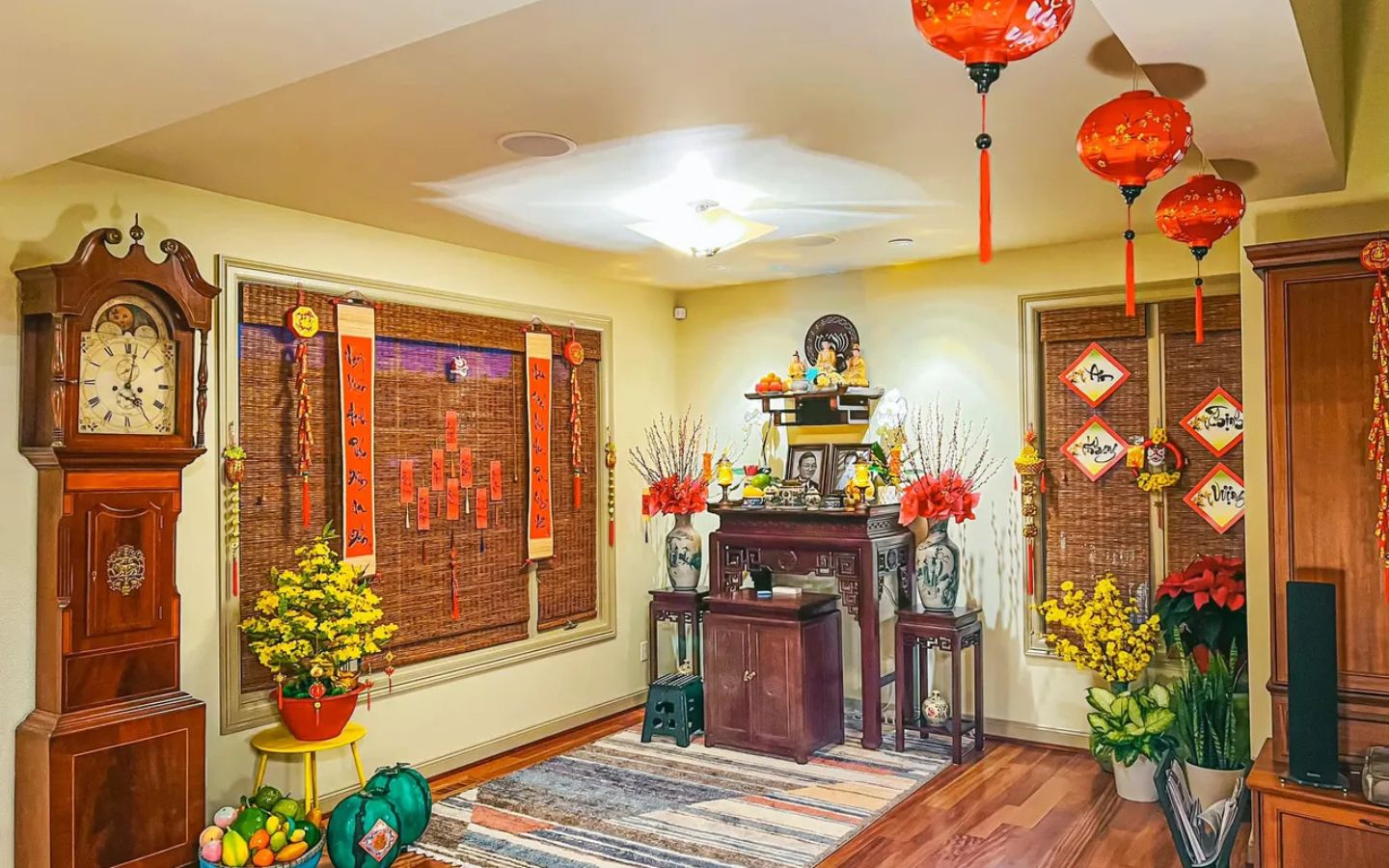 Sử dụng gam màu vàng làm chủ đạo để trang trí phòng khách