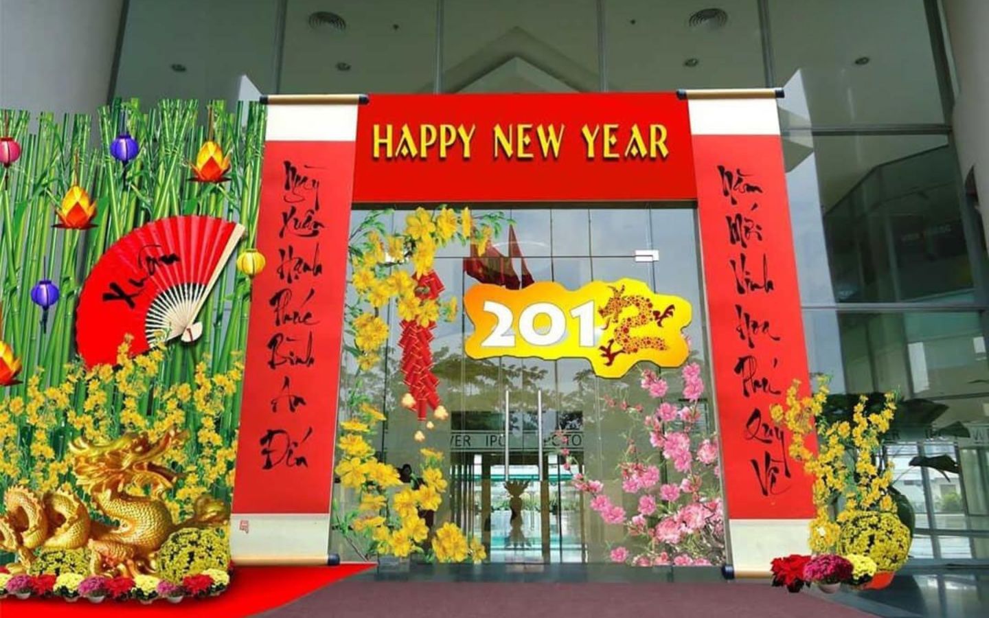 Trang trí văn phòng với câu đối và hình dán hoa