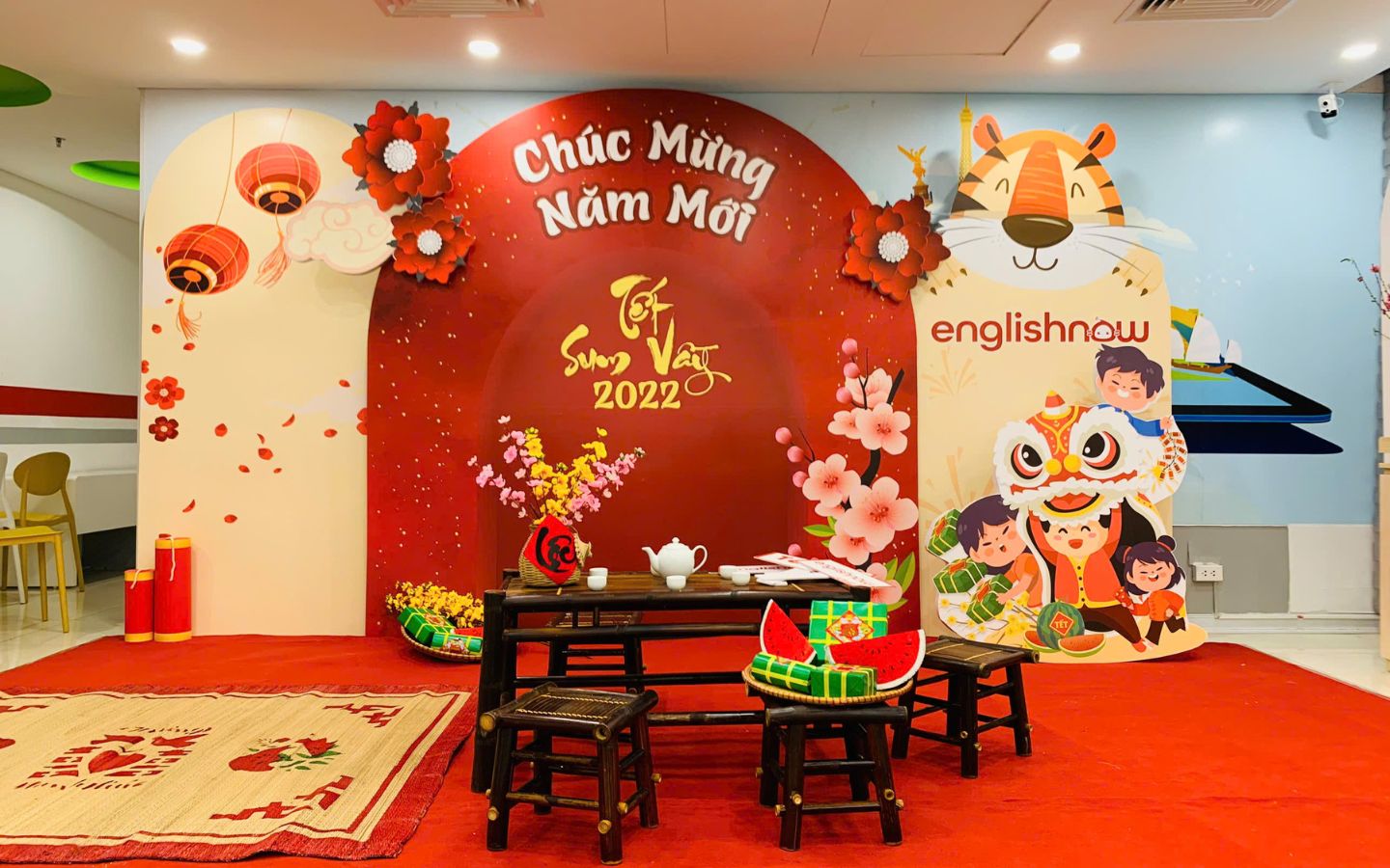 Trang trí bằng background Tết và bộ bàn ghế cổ xưa