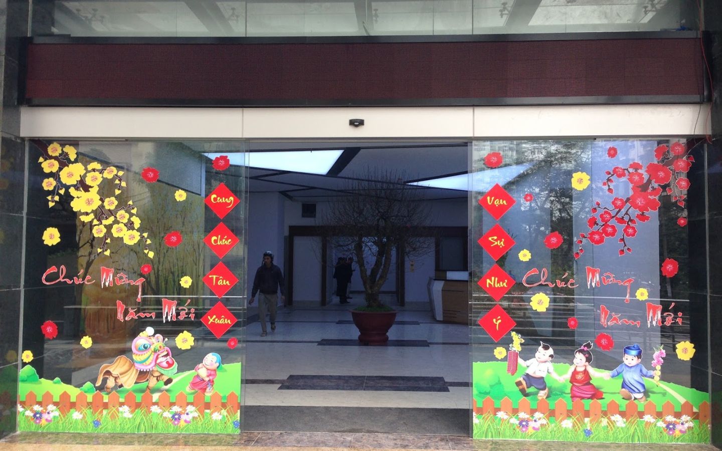 Dán decal cửa kính chủ đề Tết
