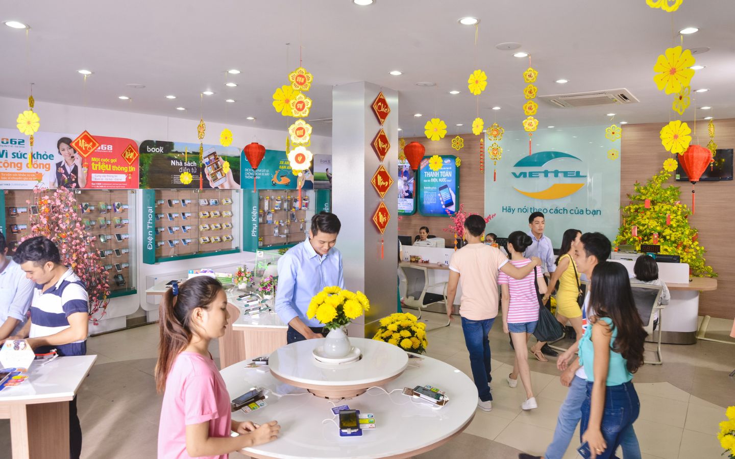 Nhân viên cùng nhau trang trí Tết cho văn phòng