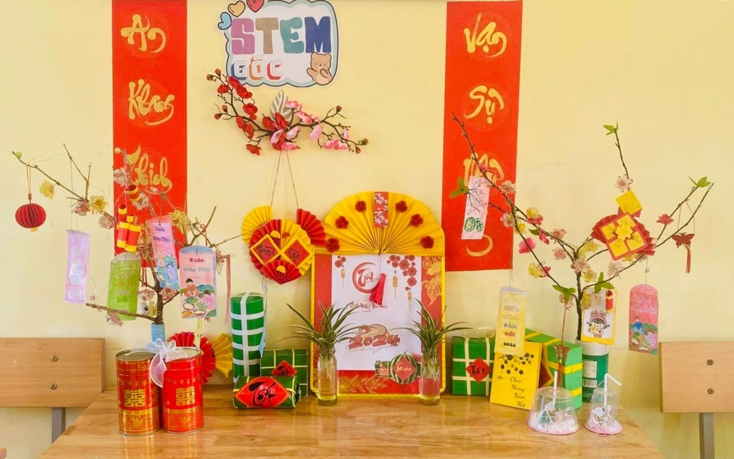 Trang trí lớp học với câu đối đỏ, bánh chưng và hoa