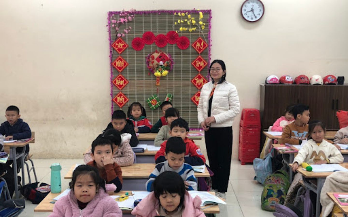 Mành tre và câu đối đỏ được kết hợp để trang trí Tết