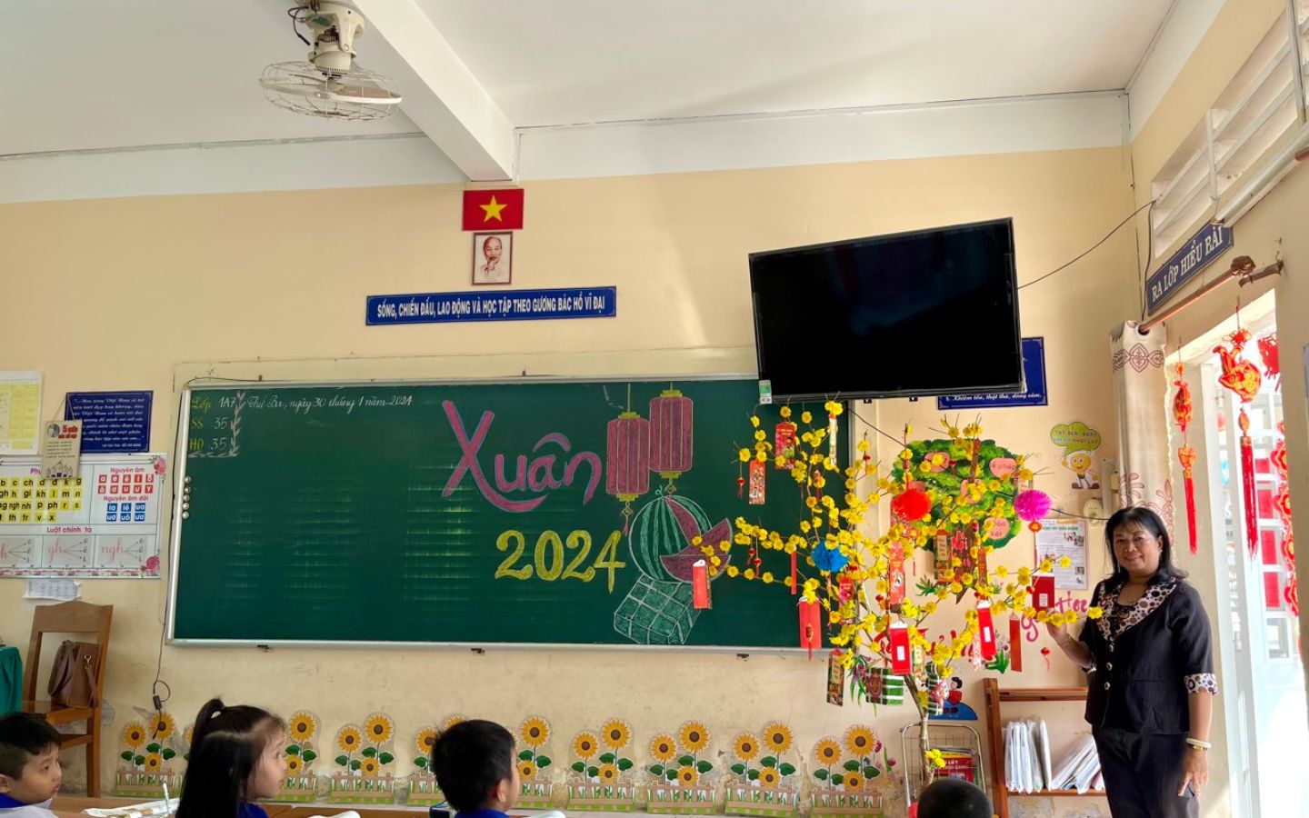 Trang trí góc lớp với chậu hoa mai và bao lì xì