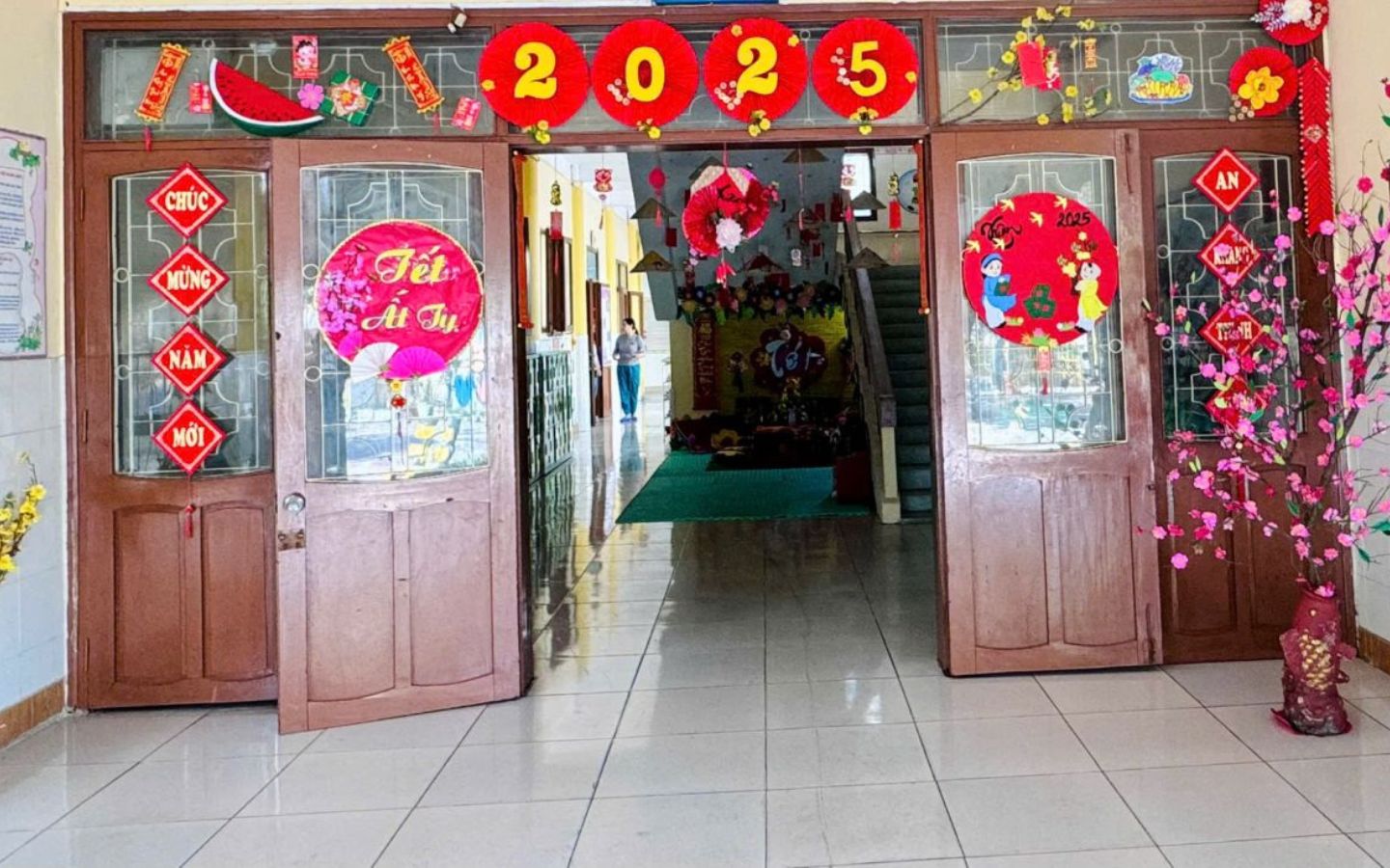 Trang trí Tết tại cửa lớp học
