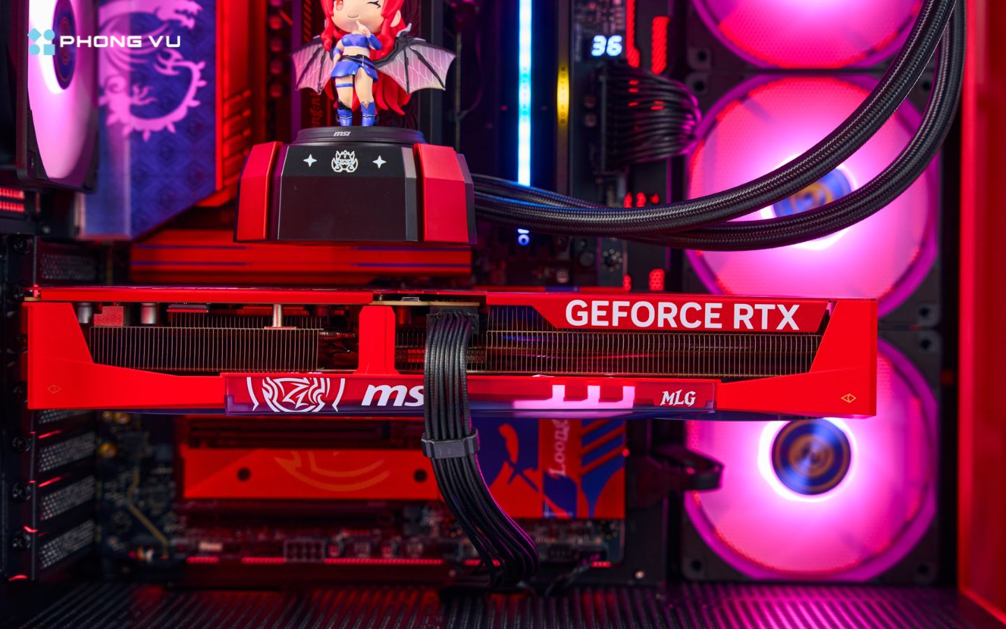 MSI RTX 5070 Ti 16GB MLG Edition OC là điểm nhấn quan trọng nhất của bộ máy với thiết kế full đỏ và hình nhân vật Nia