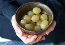 Ăn 12 trái nho dưới gầm bàn là gì? Cách ăn đúng chuẩn đêm giao thừa Ăn 12 trái nho dưới gầm bàn