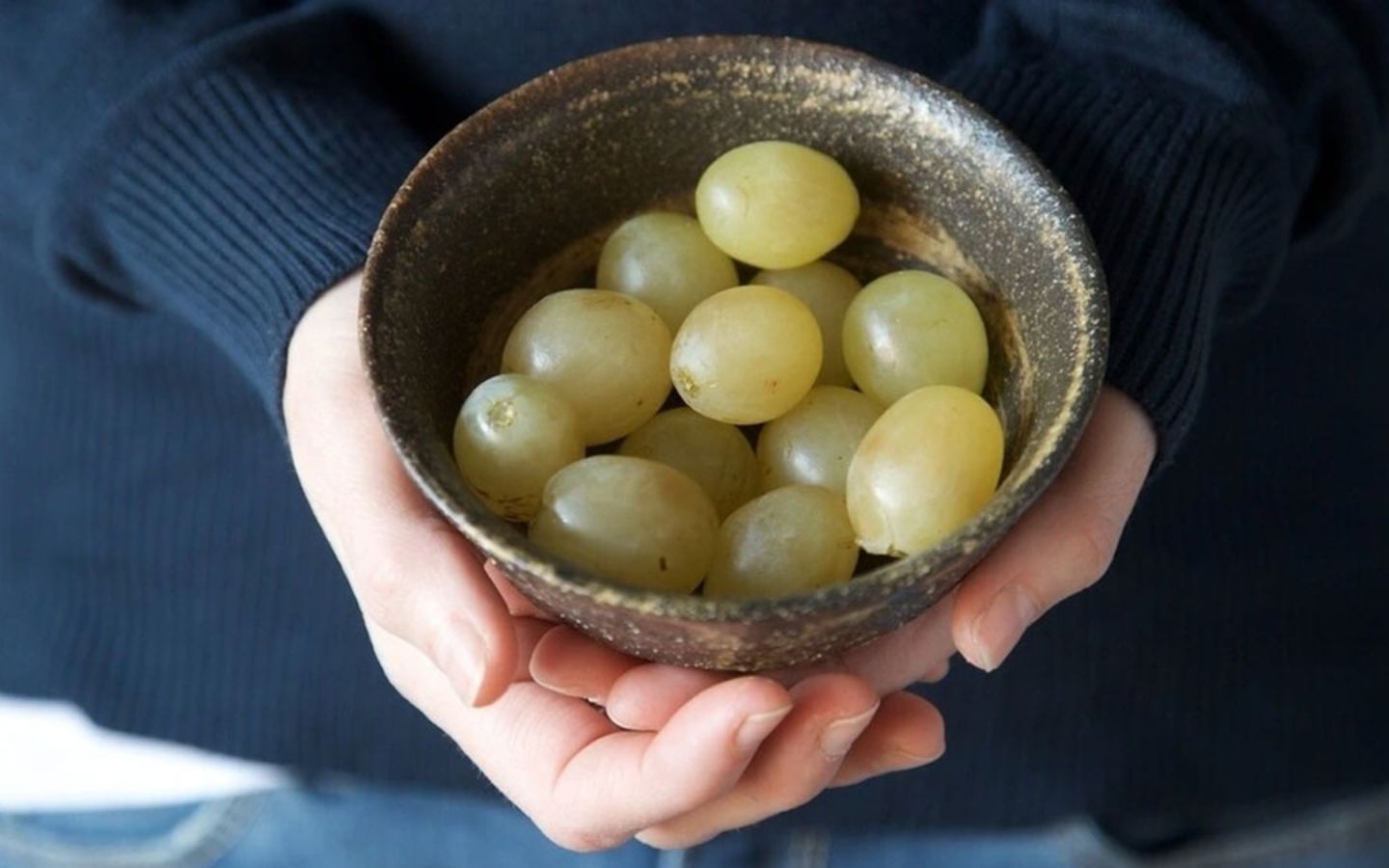 hãy chuẩn bị đủ 12 trái nho cho mỗi người tham gia, chọn loại tươi, vỏ mỏng và vừa miệng để có thể ăn nhanh trong thời gian ngắn