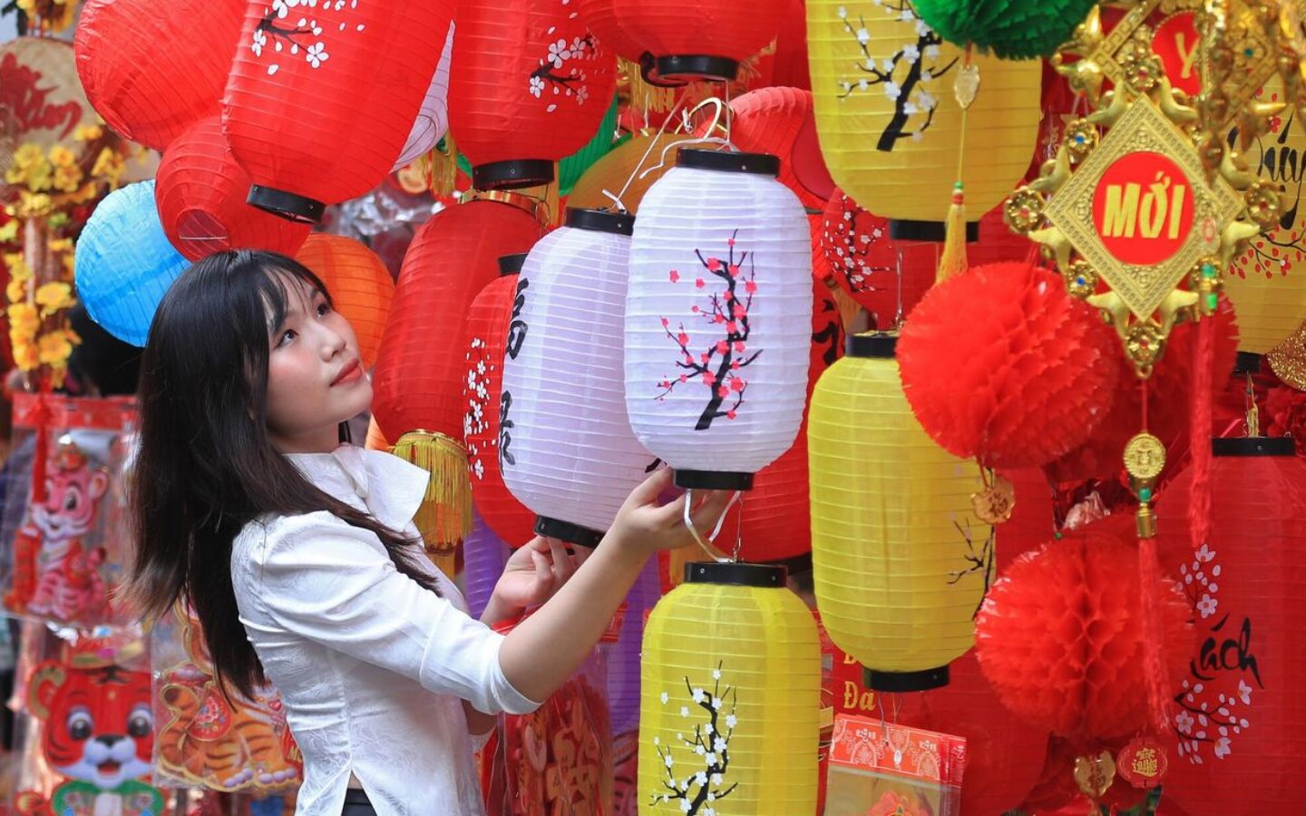 Câu chúc Tết 4 chữ mang ý nghĩa may mắn sung túc và hạnh phúc gửi trọn lời chúc đầu năm đến người thân yêu