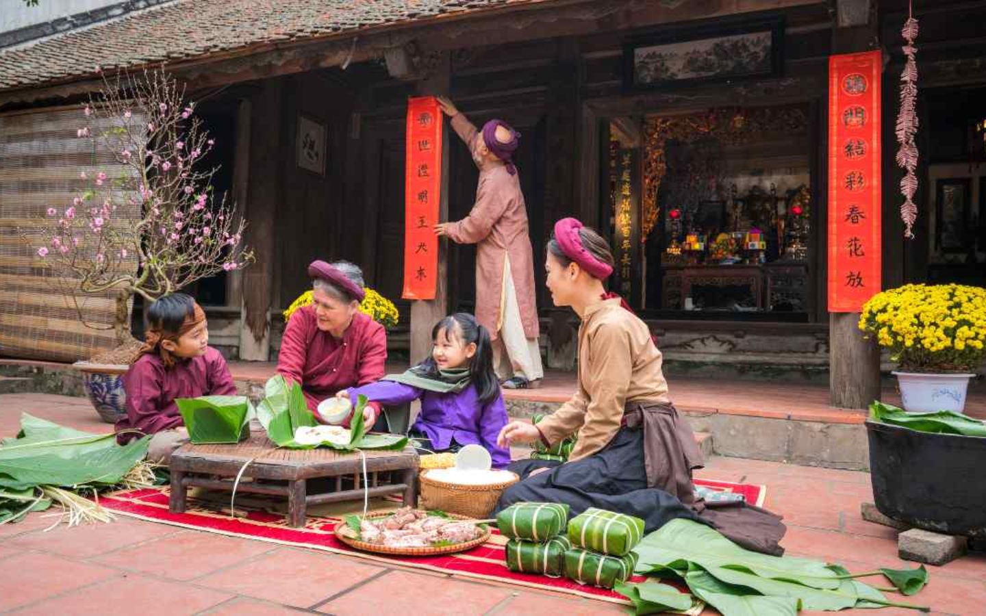 Câu đối Tết treo ở cổng làng mang đậm hồn quê Việt