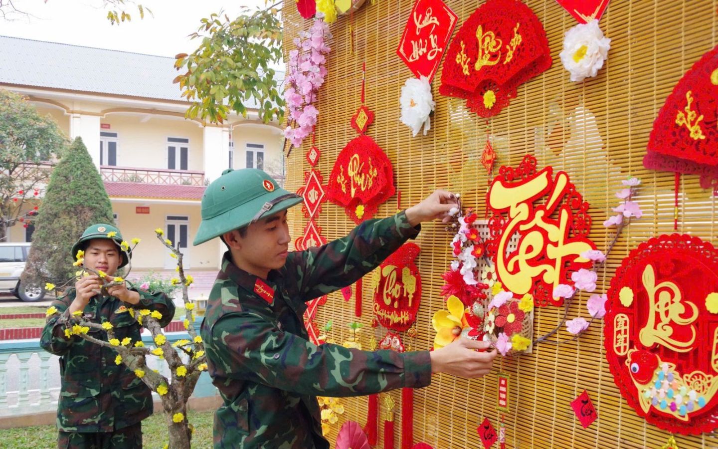 Câu đối Tết quân đội mang tinh thần kiên cường, tự hào dân tộc
