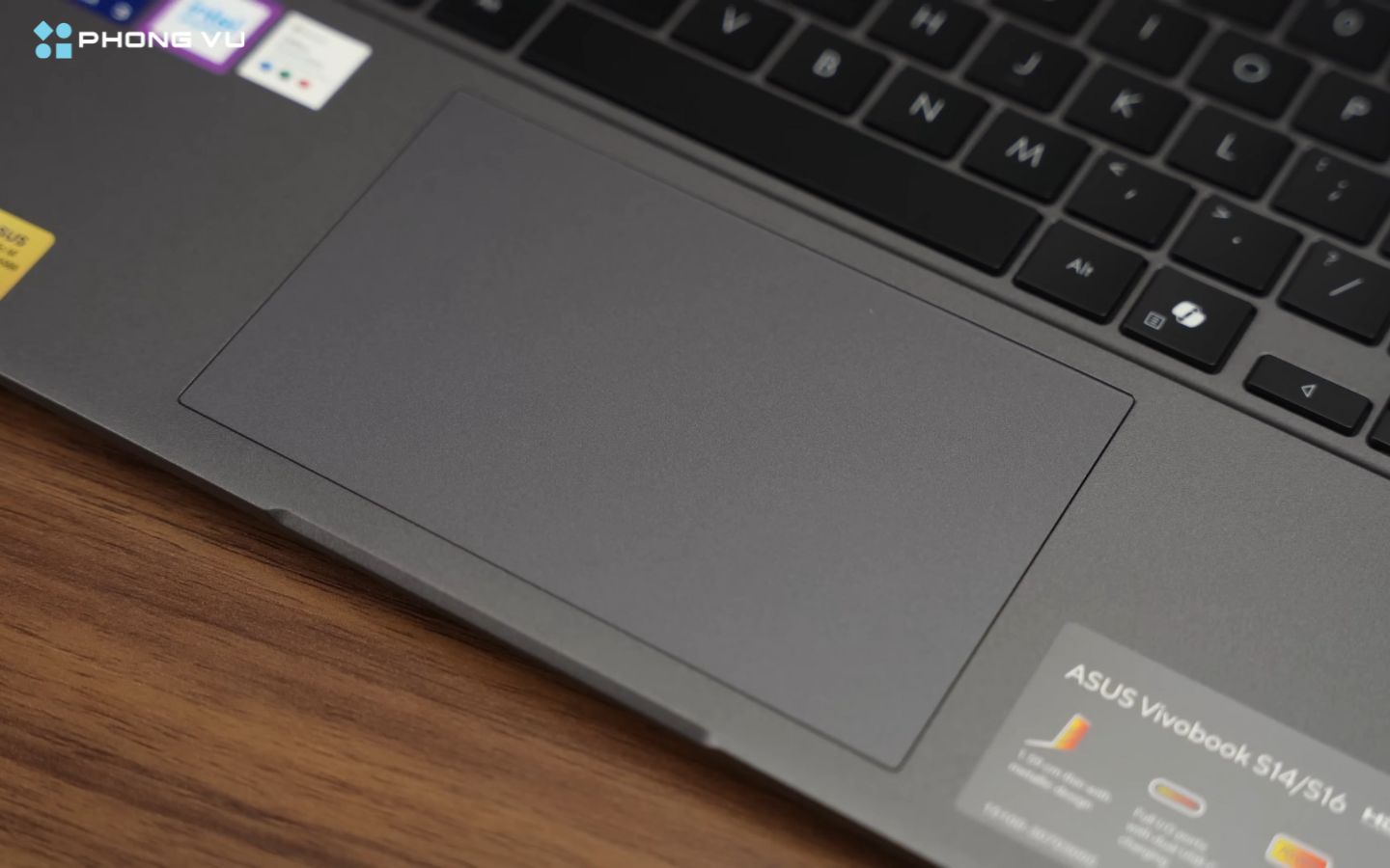 Touchpad kích thước vừa đủ với bề mặt mịn mượt, đặc biệt hỗ trợ tính năng Media Control độc đáo