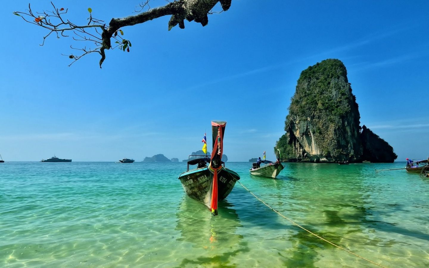 Thuyền trên biển biếc khơi nguồn tài khí