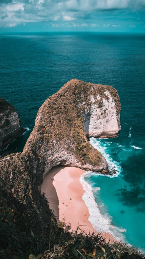 Vách đá hồng ôm lấy làn nước biếc