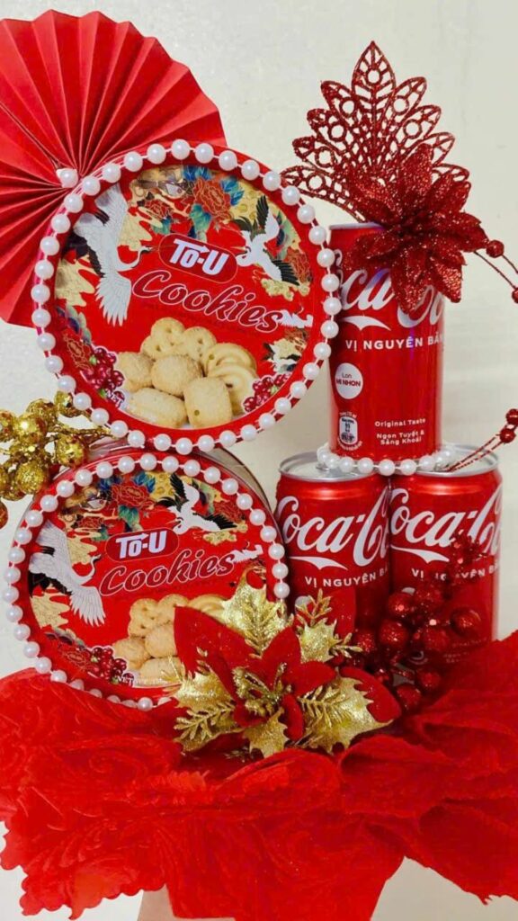 Mẫu tháp nước ngọt làm từ Coca Cola và hộp bánh quy