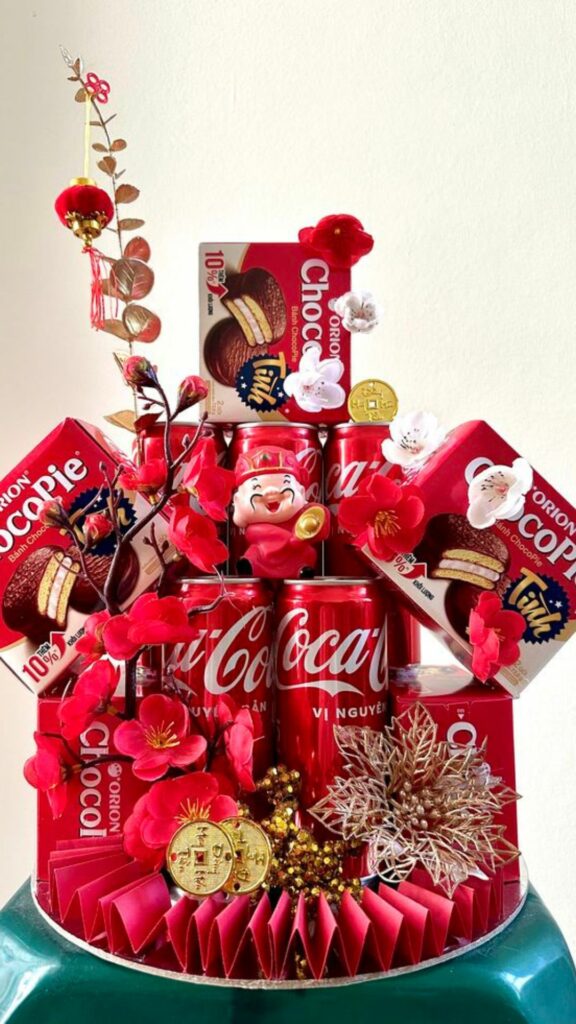 Tháp nước ngọt Coca Cola và bánh Chocopie 